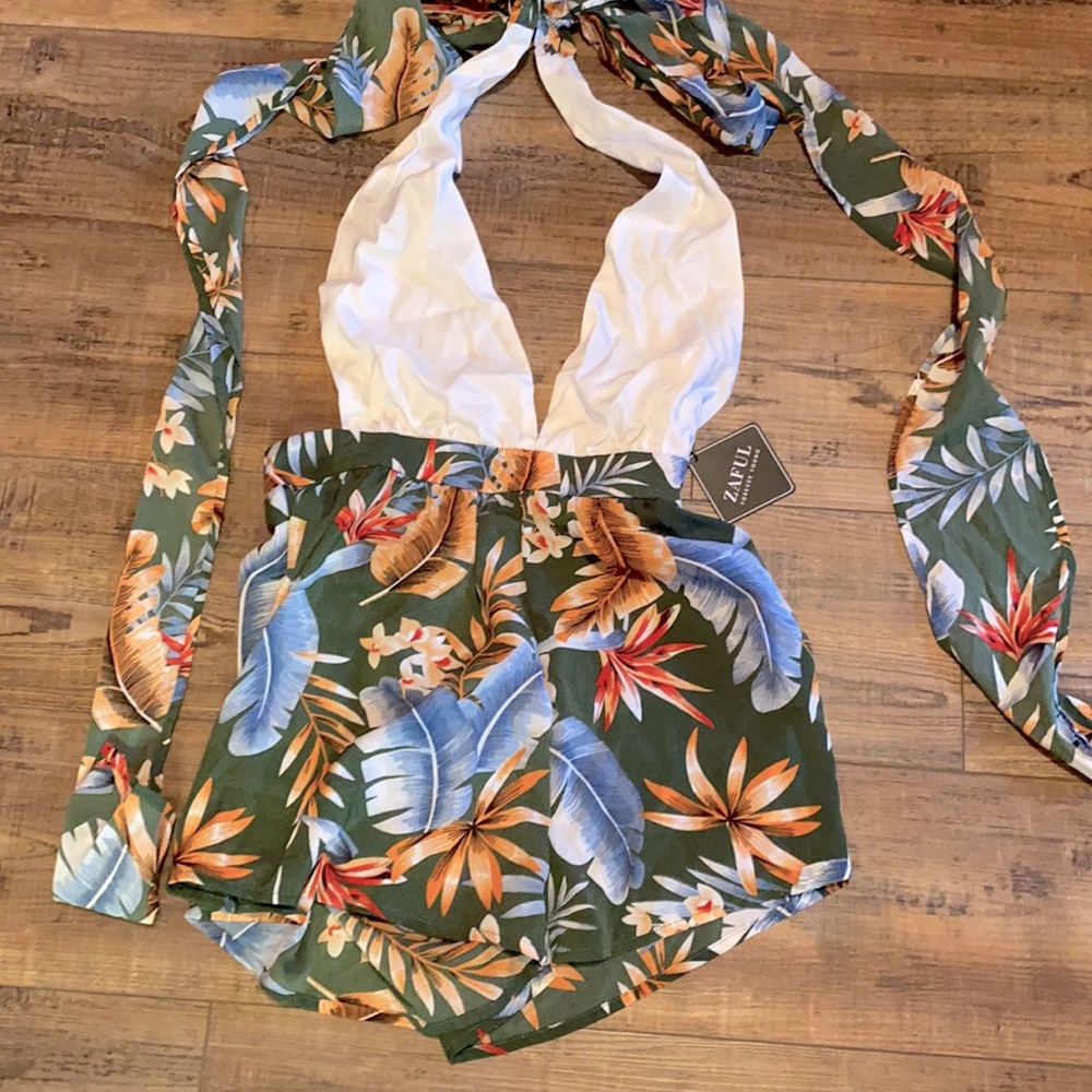 NWT Absolutely adorable romper!! Sz. Small!